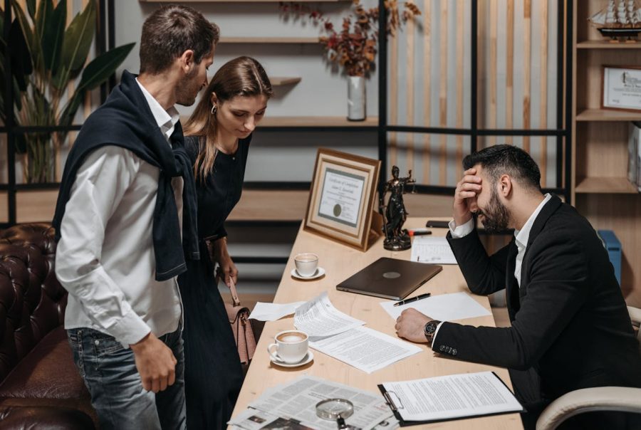 Télésecrétaire juridique filtrant les appels pour un cabinet d'avocats avec professionnalisme.