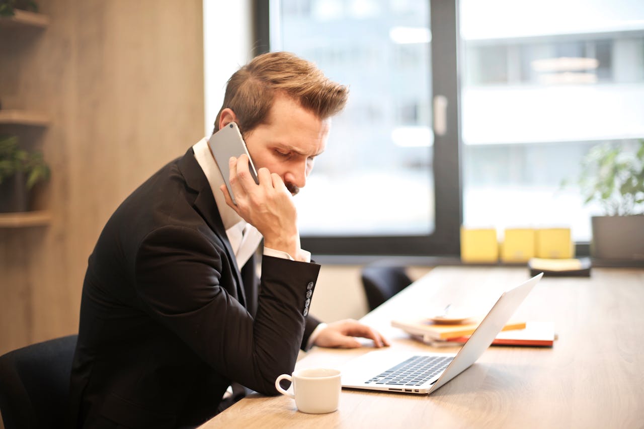 Client B2B frustré au téléphone face à un standard automatique complexe.