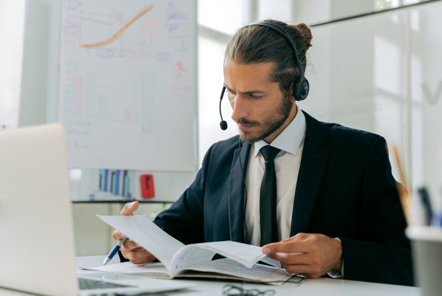 Télésecrétaire humain répondant aux clients d'une PME.