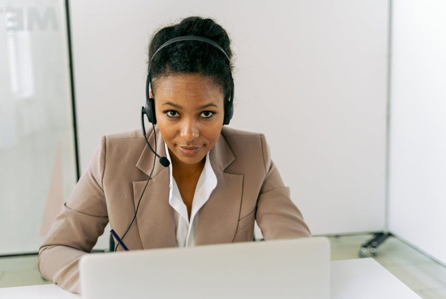 Télésecrétaire juridique filtrant les appels pour un cabinet d'avocats avec professionnalisme.