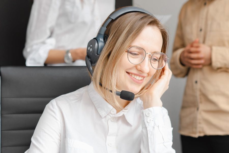 Télésecrétaire souriante représentant l'image premium d'une TPE au téléphone.