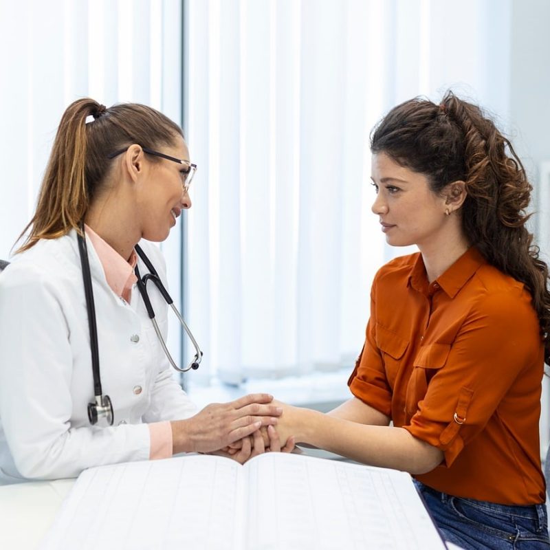Télésecrétaire médicale professionnelle et concentrée traitant les appels d'un cabinet de santé.
