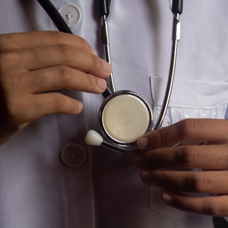 Médecin consultant son agenda vide, soulignant l'importance de la réduction absentéisme médical.