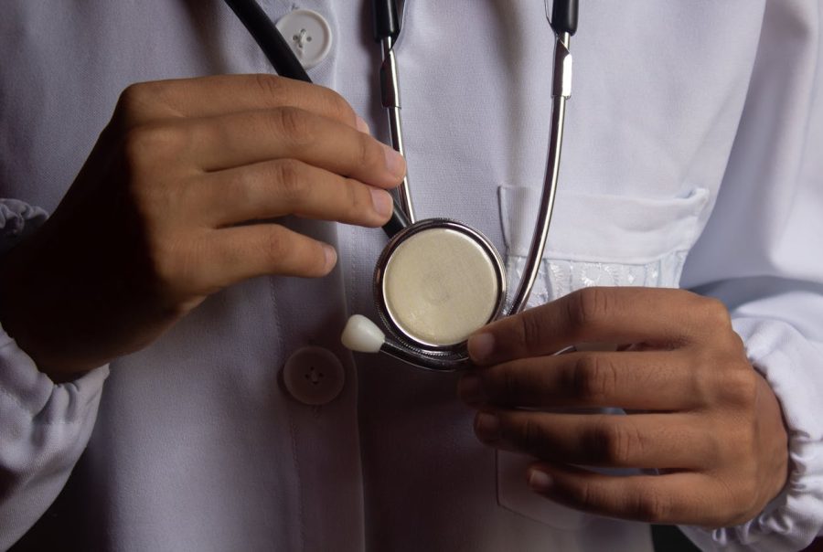 Médecin consultant son agenda vide, soulignant l'importance de la réduction absentéisme médical.