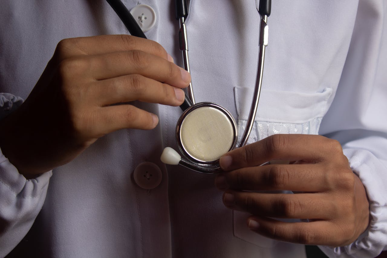 Médecin consultant son agenda vide, soulignant l'importance de la réduction absentéisme médical.