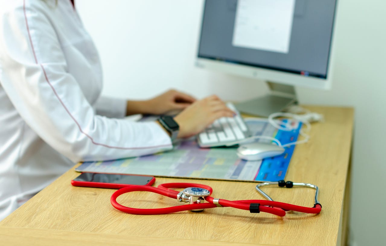 Médecin débordé songeant à un secrétariat médical externalisé pour l'aider.