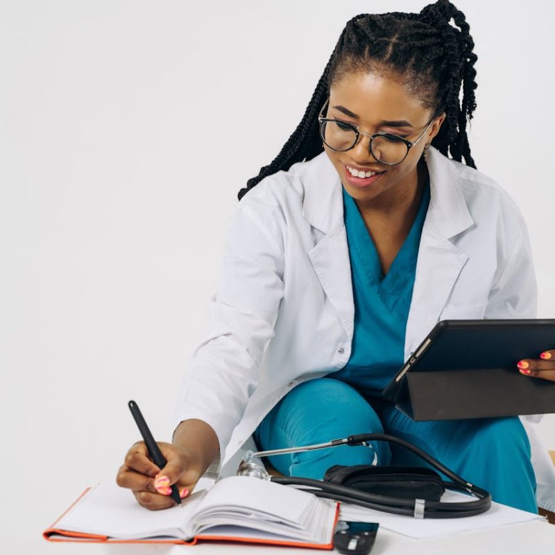 Médecin rassuré regardant son agenda parfaitement géré par une télésecrétaire.