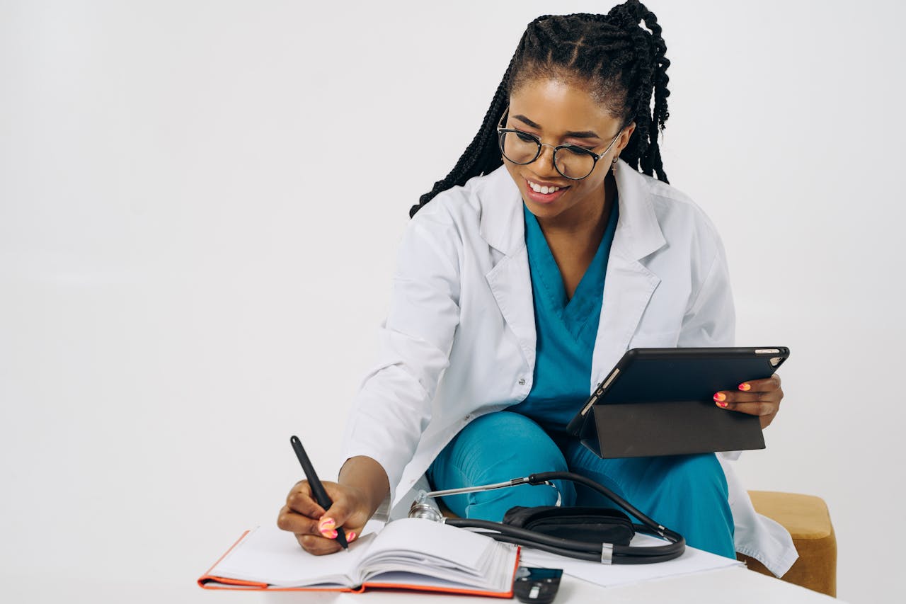 Médecin rassuré regardant son agenda parfaitement géré par une télésecrétaire.