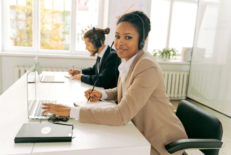 Télésecrétaire professionnelle assurant un accueil téléphonique continu pour une entreprise.