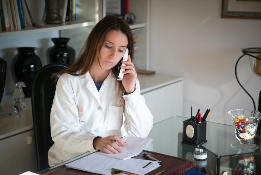 Télésecrétaire médicale confirmant des rendez-vous pour assurer la réduction absentéisme médical.